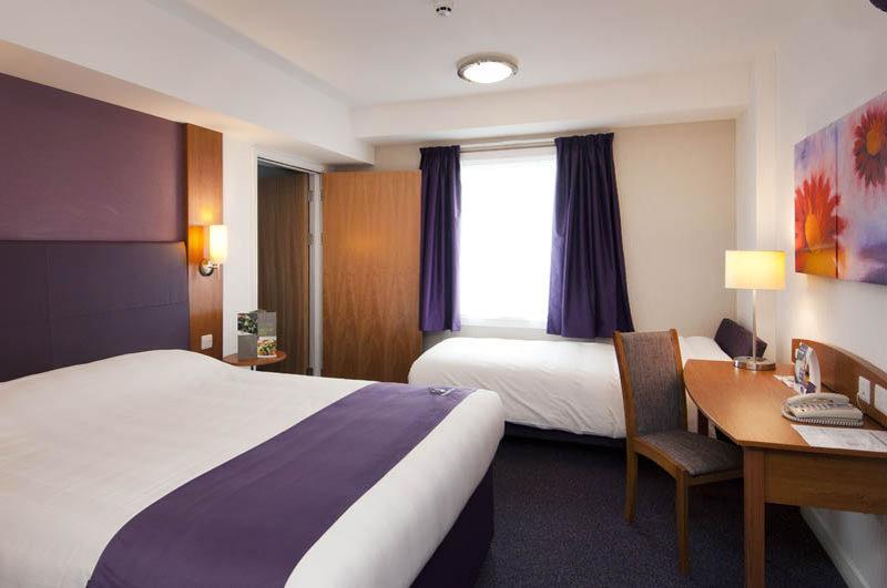 Premier Inn Burton On Trent Central ภายนอก รูปภาพ